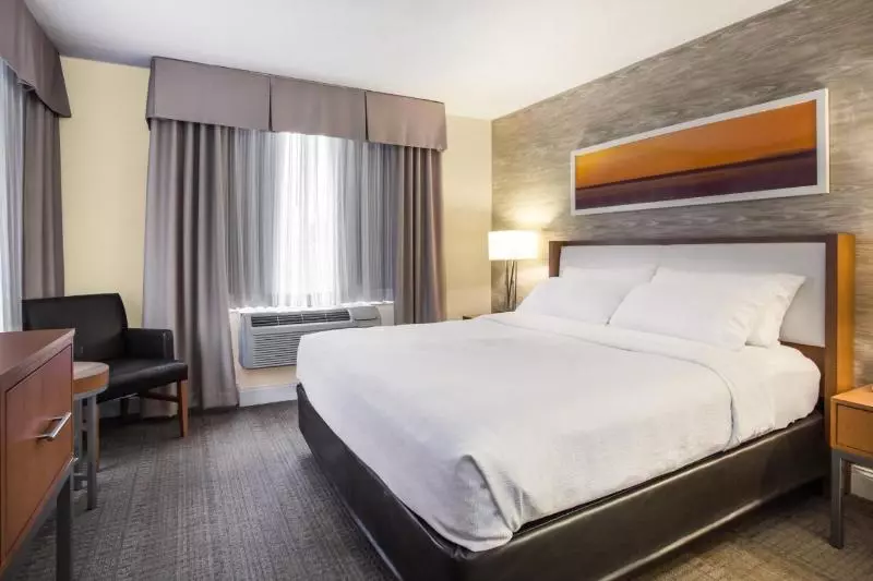 キングサイズベッドのスイートルーム, Holiday Inn Saratoga Springs, An Ihg