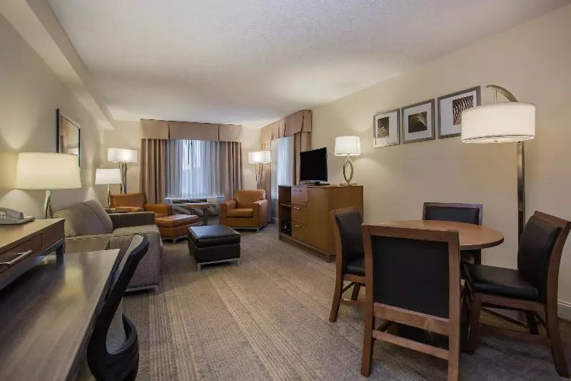 キングサイズベッドのスイートルーム, Holiday Inn Saratoga Springs, An Ihg