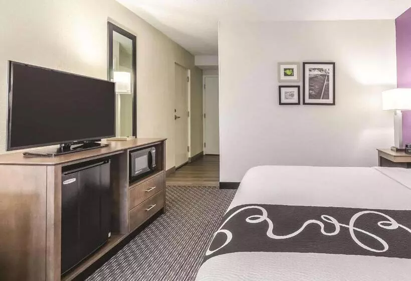 身障者適用キングサイズベッドルーム, La Quinta By Wyndham Myrtle Beach N. Kings Hwy