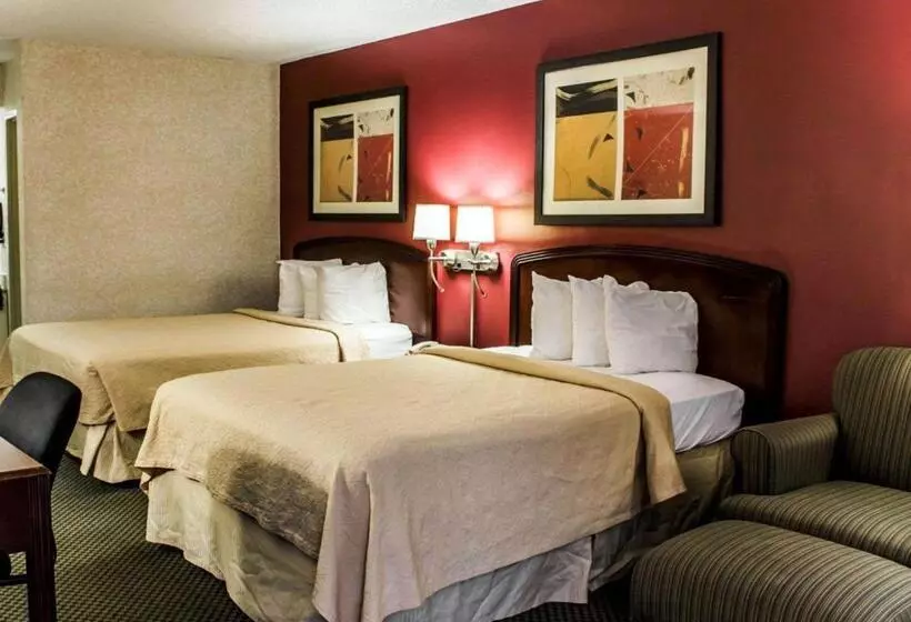 ２ダブルベッドのスタンダードルーム, Quality Inn Roanoke Near Lake Gaston