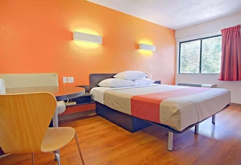 キングサイズベッドのスタンダードルーム, Motel 6 East Brunswick, Nj