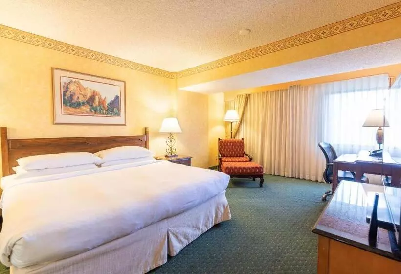 キングサイズベッドのスタンダードルーム, Albuquerque Marriott Pyramid North