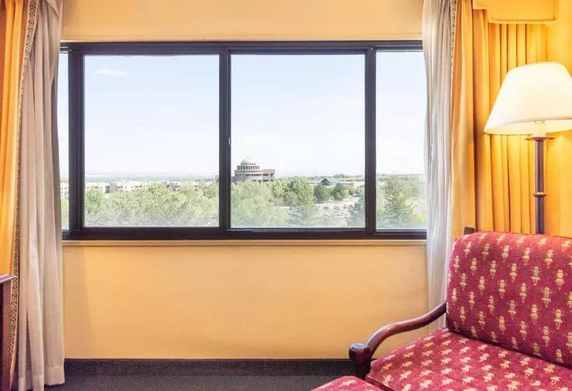 キングサイズベッドのスタンダードルーム, Albuquerque Marriott Pyramid North