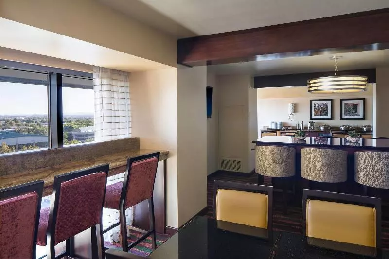 キングサイズベッドのスタンダードルーム, Albuquerque Marriott Pyramid North
