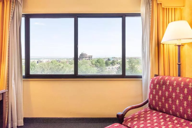 キングサイズベッドのスタンダードルーム, Albuquerque Marriott Pyramid North