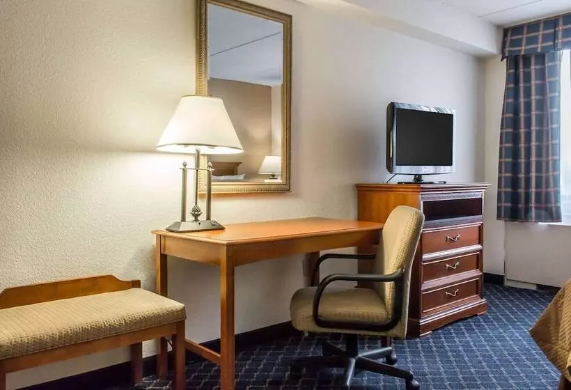 سوئیت برای معلولان, Clarion Hotel & Conference Center