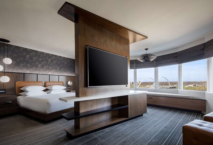 스탠다드 스튜디오, Hyatt Regency Dallas