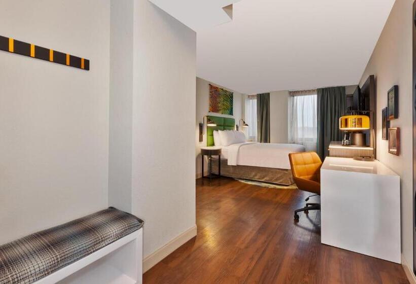 חדר סטנדרט מותאם לאדם עם מוגבלויות, Indigo Rochester Mayo Clinic Area