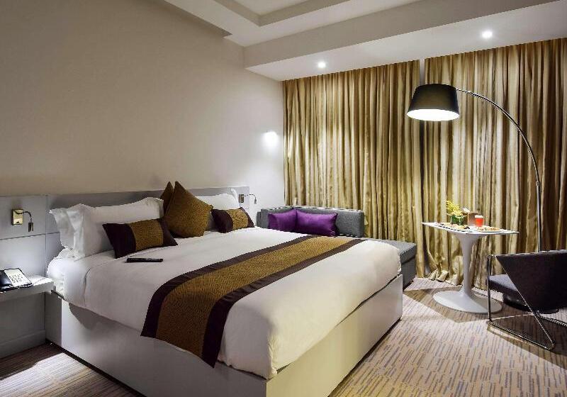 חדר סטנדרט, מיטת קינג, מותאם לאדם עם מוגבלויות, Indigo Rochester Mayo Clinic Area