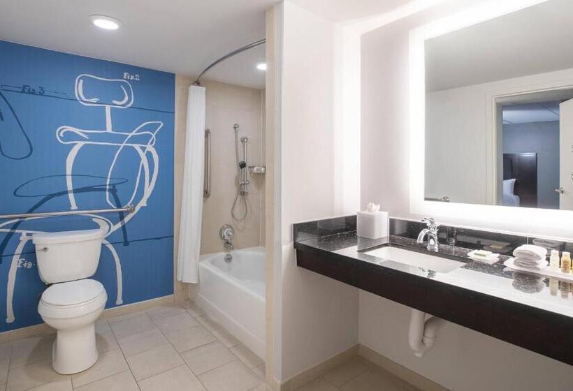 חדר סטנדרט עם מיטת קינג, The Baronette Renaissance Detroitnovi