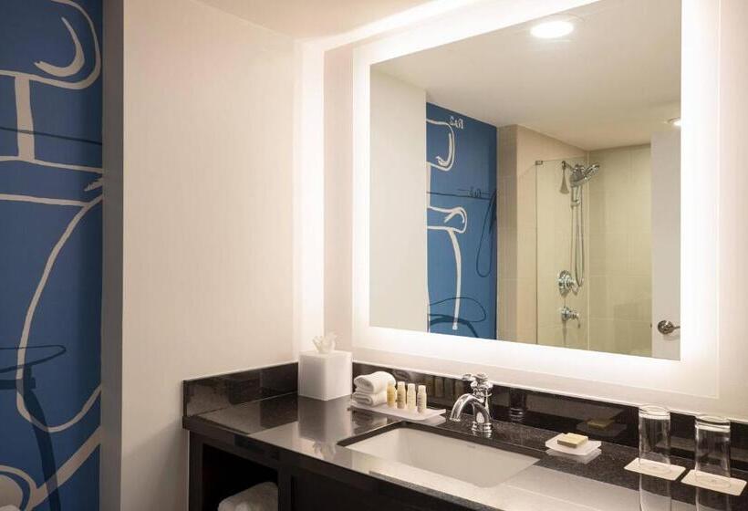 חדר סטנדרט עם מיטת קינג, The Baronette Renaissance Detroitnovi