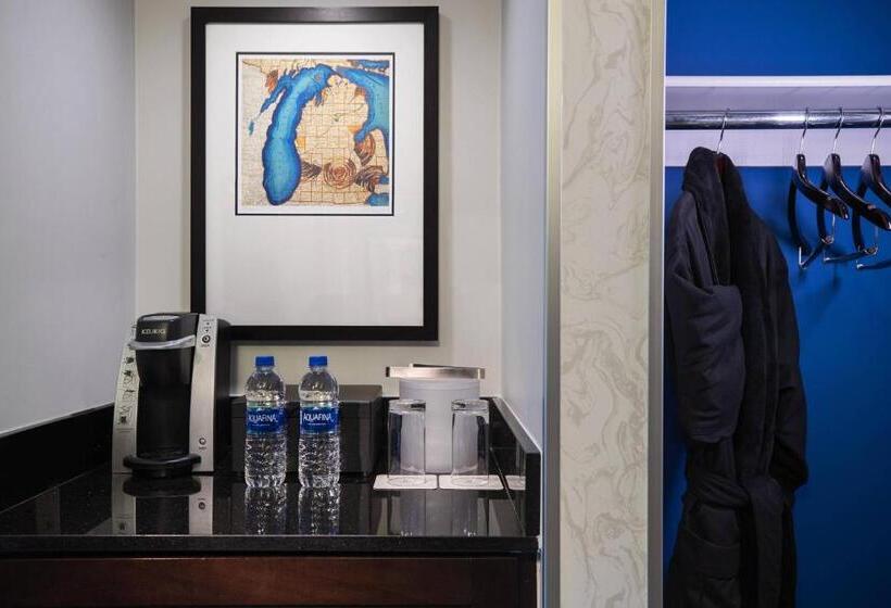 חדר פרמיום, The Baronette Renaissance Detroitnovi