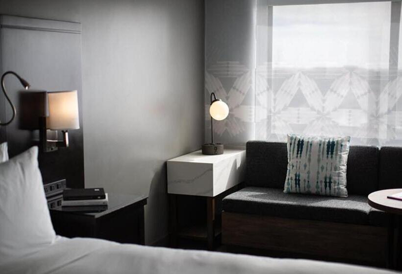 חדר פרמיום, The Baronette Renaissance Detroitnovi