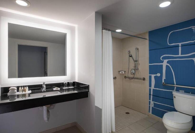 חדר סטנדרט שתי מיטות זוגיות, The Baronette Renaissance Detroitnovi