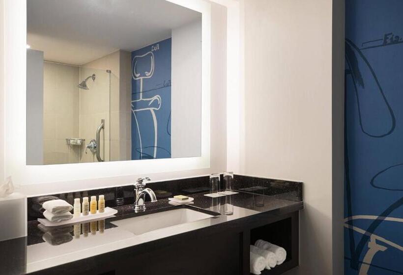 חדר סטנדרט שתי מיטות זוגיות, The Baronette Renaissance Detroitnovi