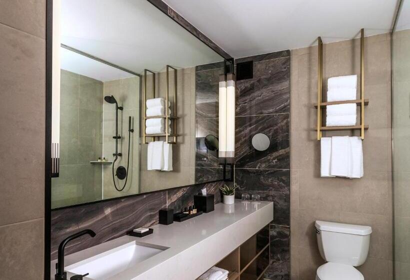 带大床的标准工作室, Thompson Central Park New York, By Hyatt