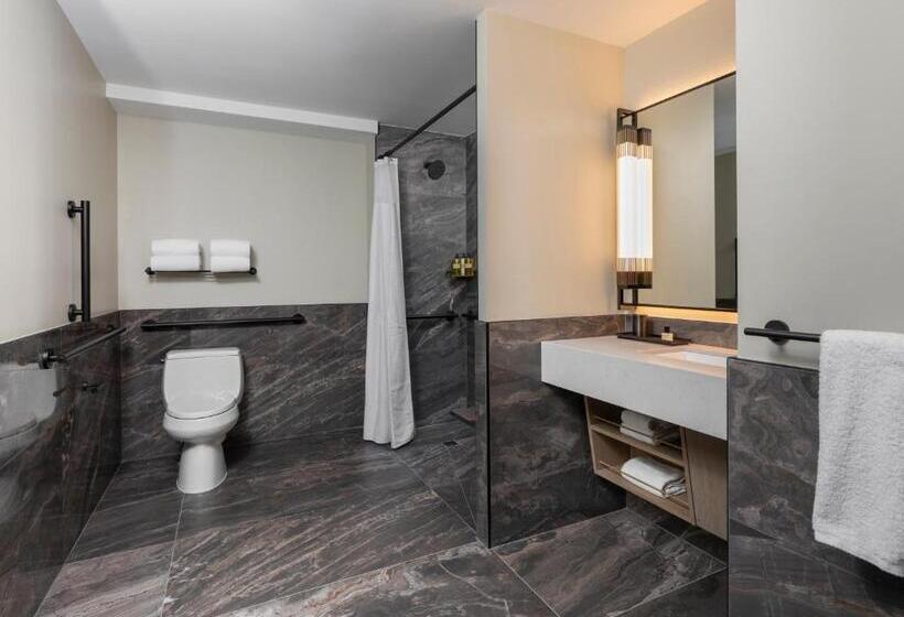سوئیت برای معلولان, Thompson Central Park New York, By Hyatt