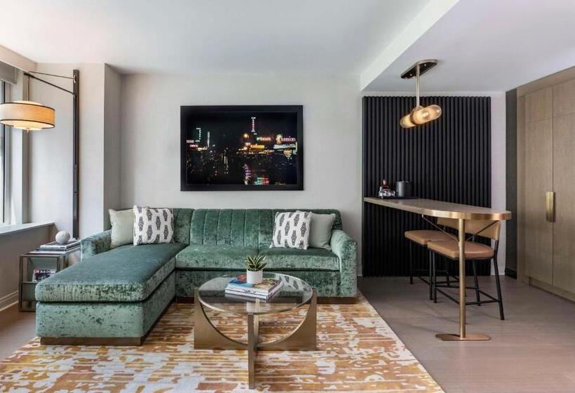 带大床的标准工作室, Thompson Central Park New York, By Hyatt