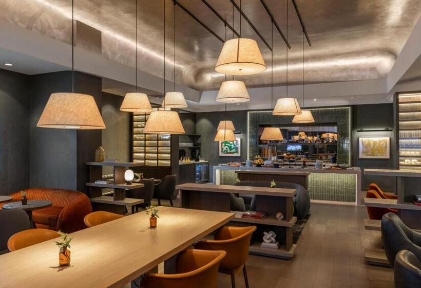 适合残疾人士使用的带超级大床的标准间, Thompson Central Park New York, By Hyatt