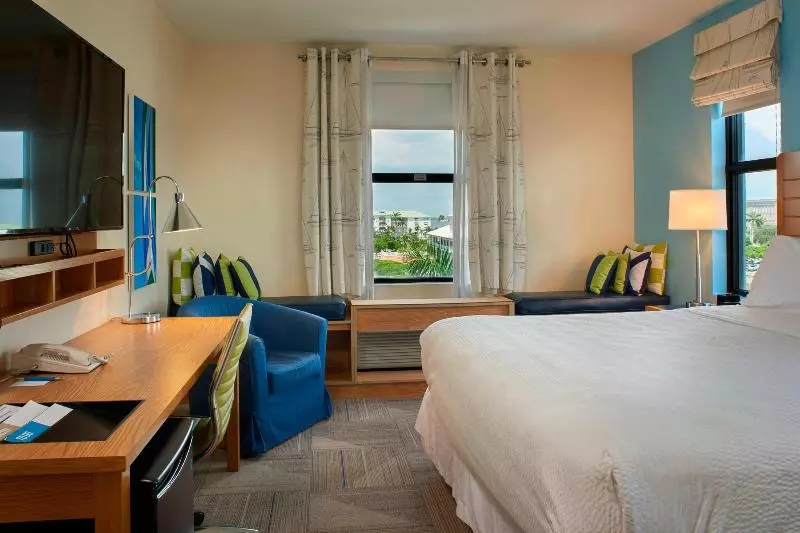 キングサイズベッドのスタンダードルーム, Four Points By Sheraton Punta Gorda Harborside