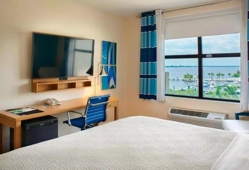 キングサイズベッドのスーペリアルーム, Four Points By Sheraton Punta Gorda Harborside