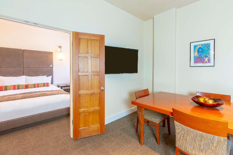 מיטת קינג בסוויטה, Andaluz Albuquerque, Curio Collection By Hilton