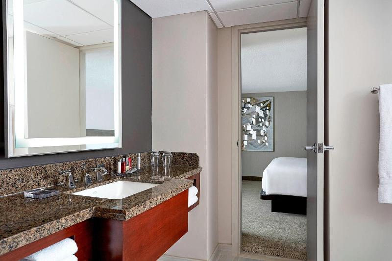 클럽 룸 킹침대, Bethesda Marriott