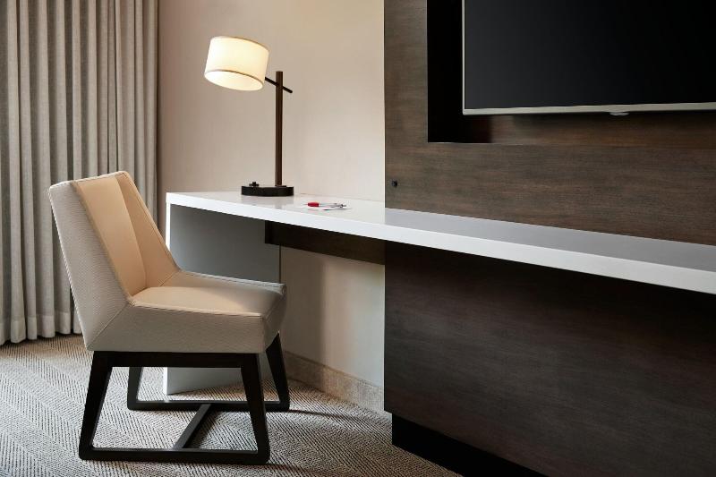 클럽 룸 킹침대, Bethesda Marriott