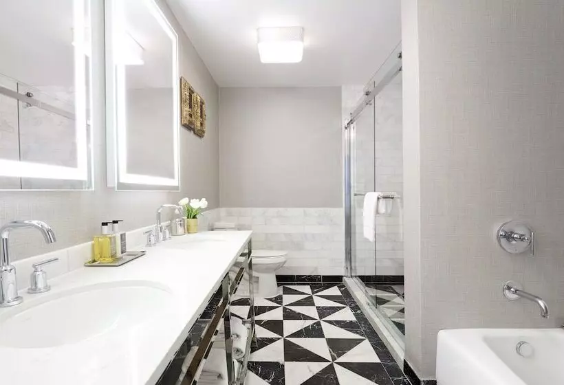 سوئیت پریمیوم, Chamberlain West Hollywood