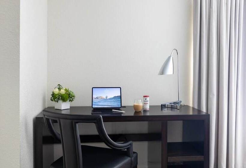 Люкс Премиум, Chamberlain West Hollywood