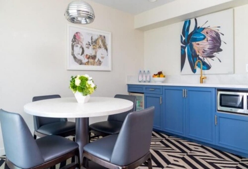 Люкс Премиум, Chamberlain West Hollywood