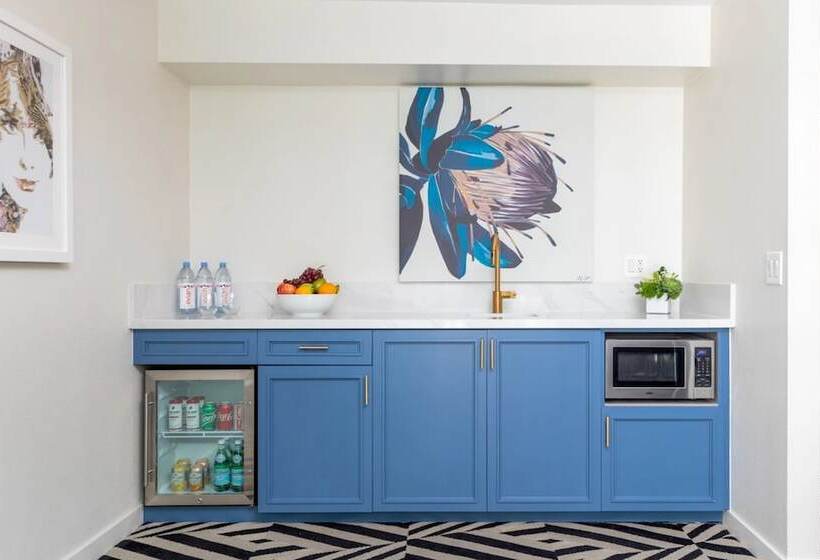 Люкс Премиум, Chamberlain West Hollywood