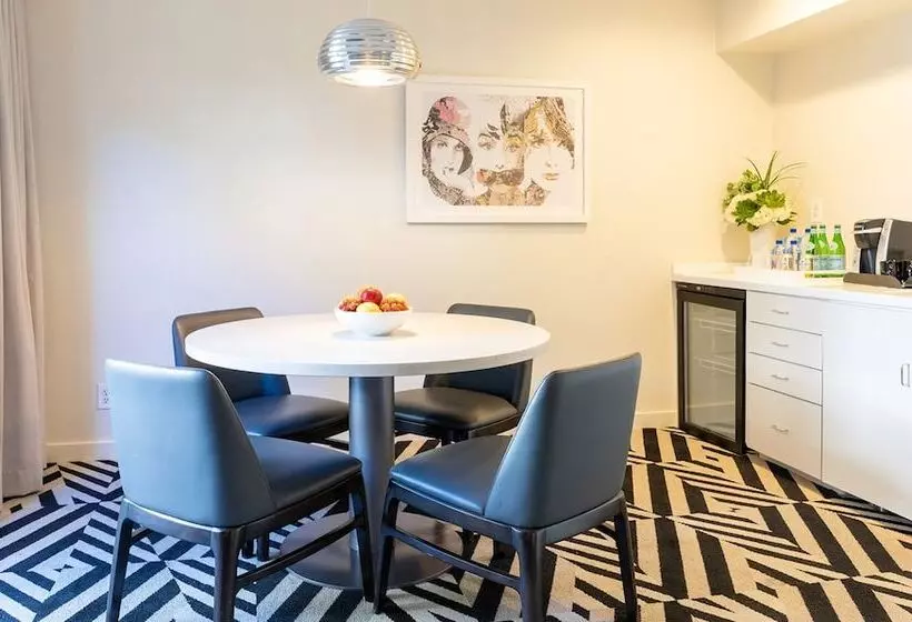 سوئیت پریمیوم, Chamberlain West Hollywood