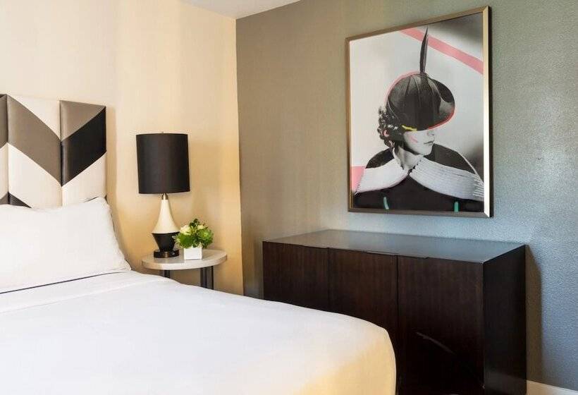 Люкс Премиум, Chamberlain West Hollywood