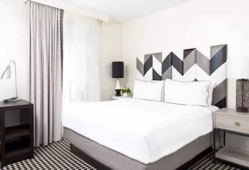 سوئیت پریمیوم, Chamberlain West Hollywood