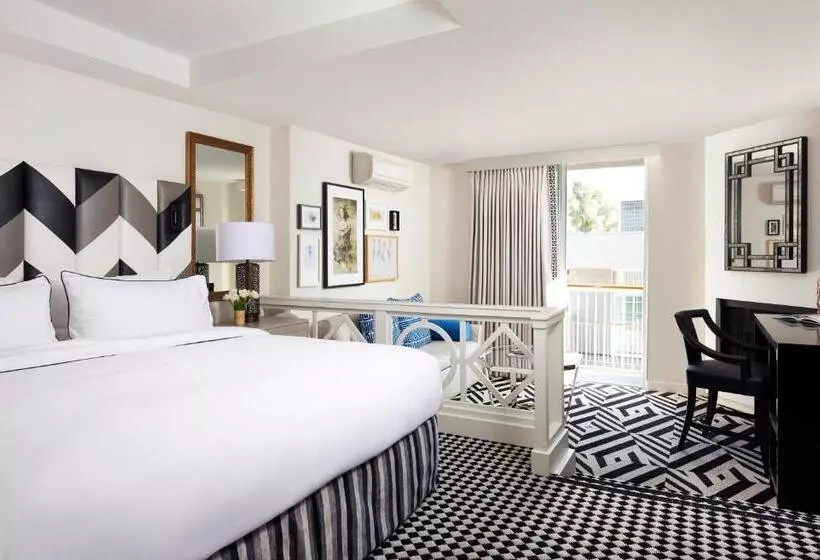 سوییت لوکس, Chamberlain West Hollywood