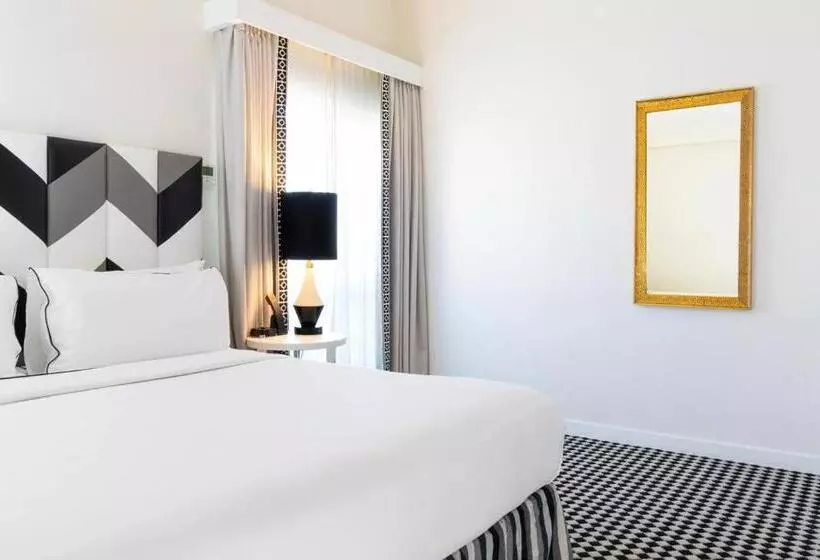 سوئیت با تخت بزرگ, Chamberlain West Hollywood
