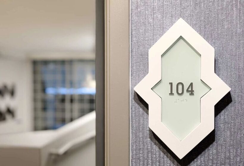 Люкс Премиум, Chamberlain West Hollywood