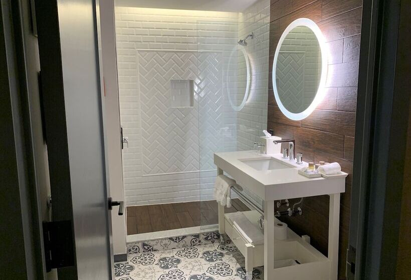 اتاق لوکس, The Goodwin