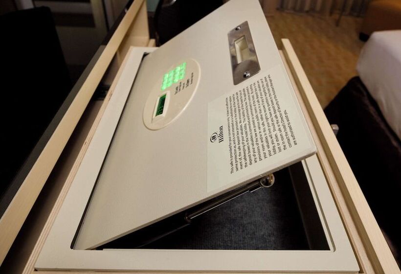 غرفه قياسيه سريرين مزدوجين, Hilton Los Angeles Airport