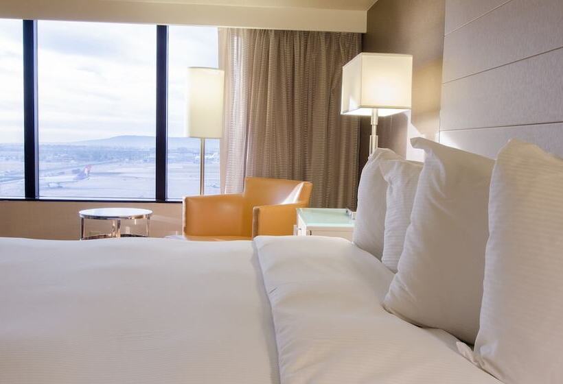 جناح, Hilton Los Angeles Airport
