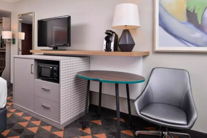 キングサイズベッドのスイートルーム, Holiday Inn Hotel & Suites Rochester   Marketplace, An Ihg
