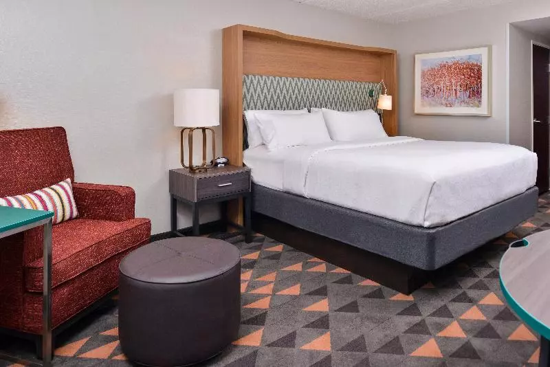 キングサイズベッドのスタンダードルーム, Holiday Inn Hotel & Suites Rochester   Marketplace, An Ihg