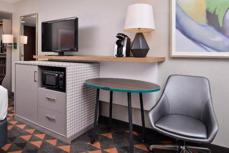 キングサイズベッドのスタンダードルーム, Holiday Inn Hotel & Suites Rochester   Marketplace, An Ihg