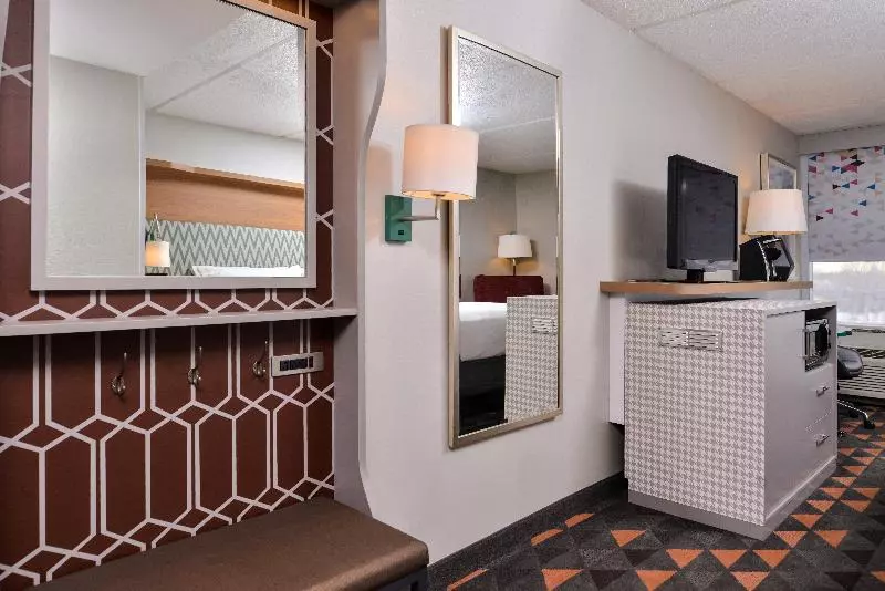 キングサイズベッドのスタンダードルーム, Holiday Inn Hotel & Suites Rochester   Marketplace, An Ihg