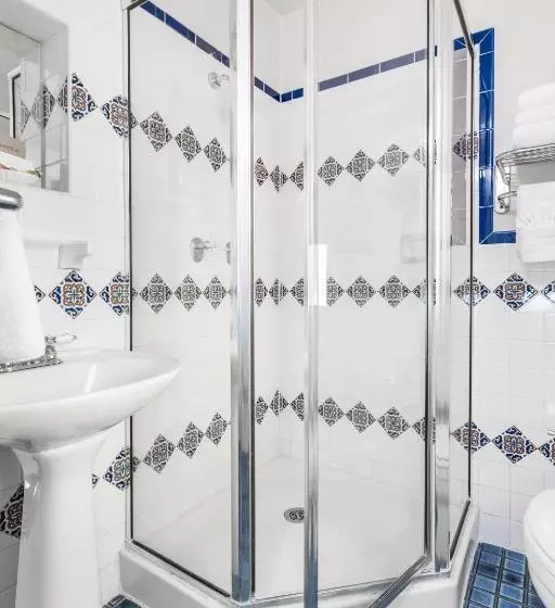 اتاق سوپریور خانوادگی, Montecito Inn