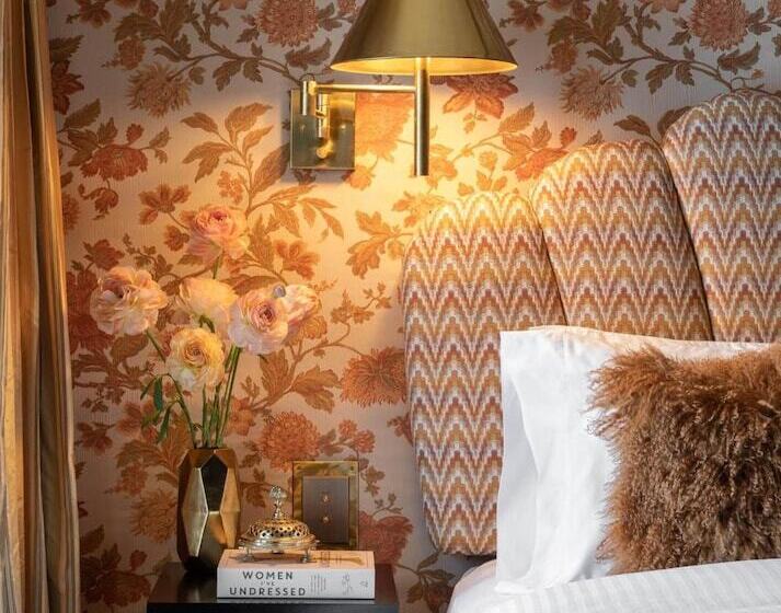 Люкс, Petit Ermitage