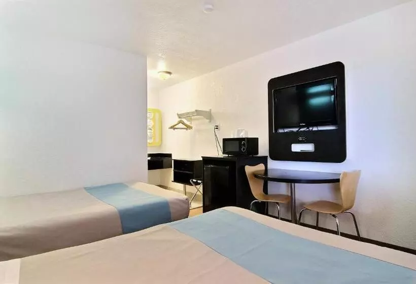 Deluxe Neljän Hengen Huone, Motel 6carlsbad, Nm