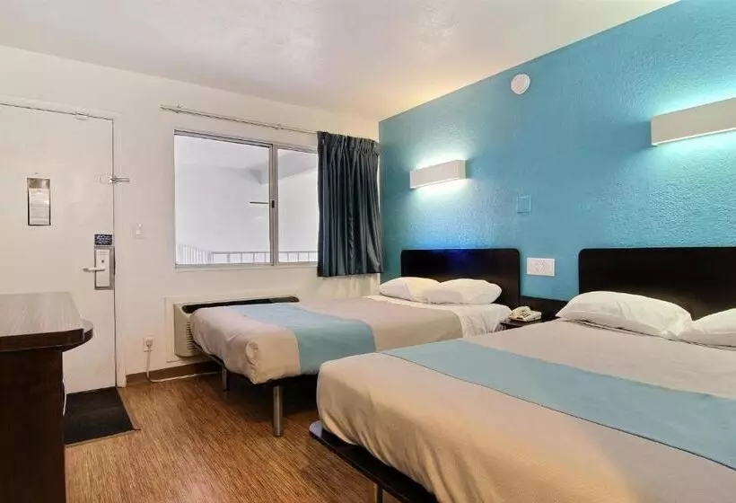 Deluxe Neljän Hengen Huone, Motel 6carlsbad, Nm