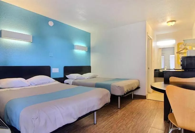 Deluxe Neljän Hengen Huone, Motel 6carlsbad, Nm